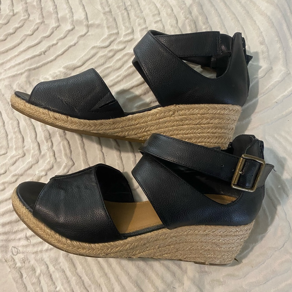 Comfortview Black Sandals with Minimalist Design - Picture 10 of 14